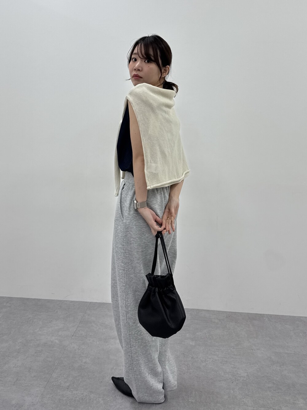 グレー系のスウェットパンツ、ブルー系のシャツ/ブラウスを着用したレディースの春コーディネートの2枚目の写真