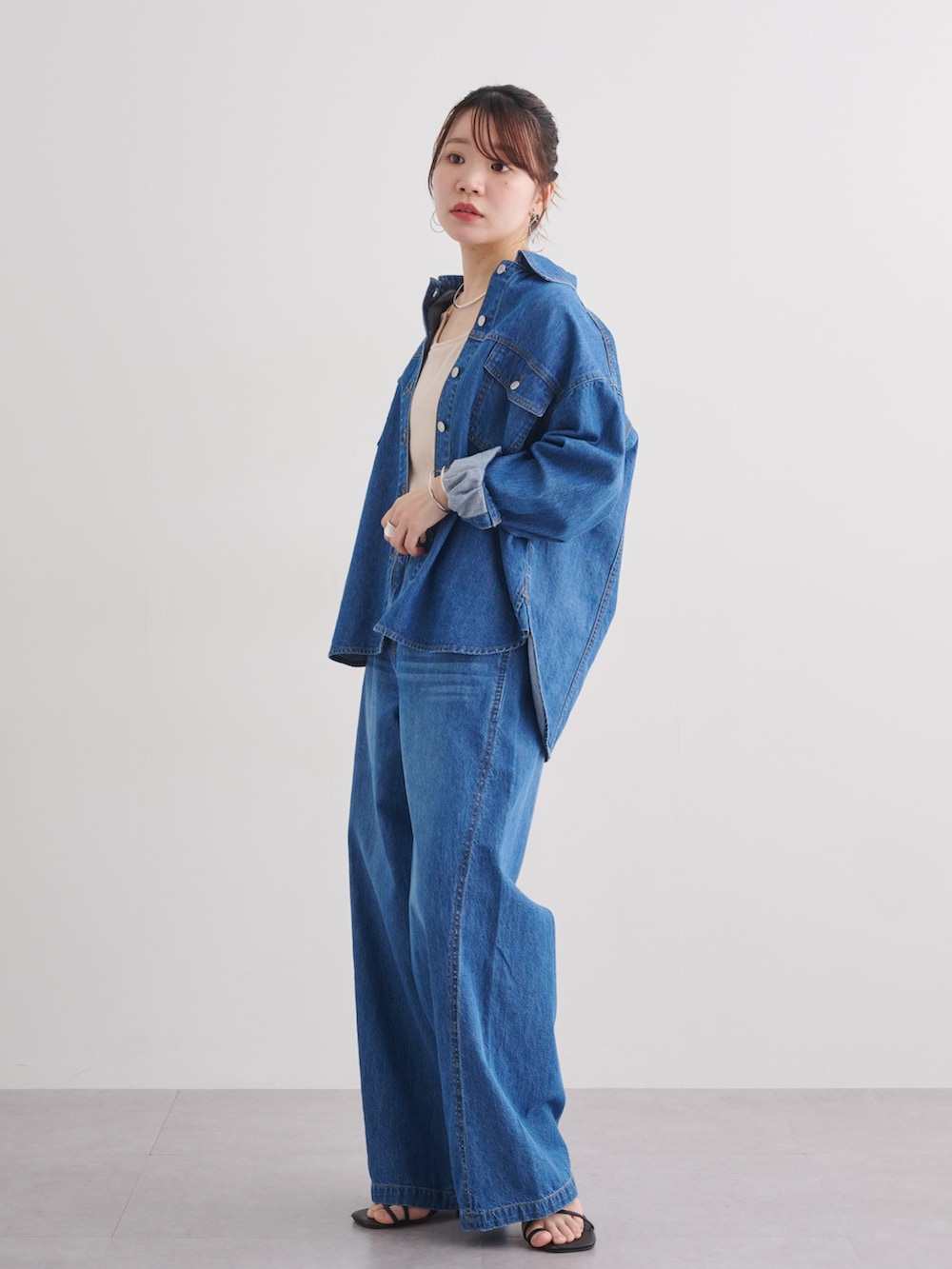 ブルー系のデニムジャケット、ブルー系のデニムパンツ、ブルー系のセットアップを着用したレディースの春コーディネートの2枚目の写真