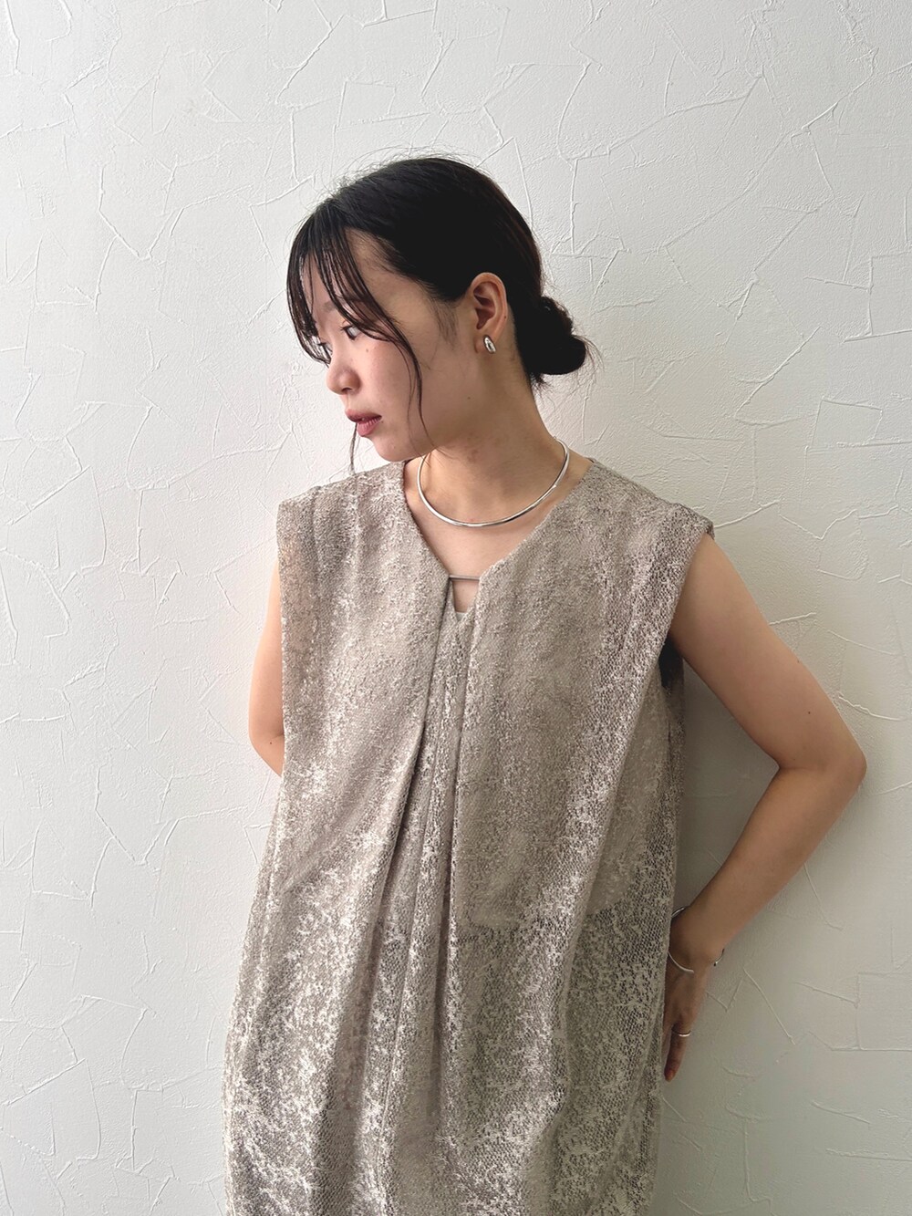 グレー系のパンツドレスを着用したレディースの夏コーディネートの2枚目の写真