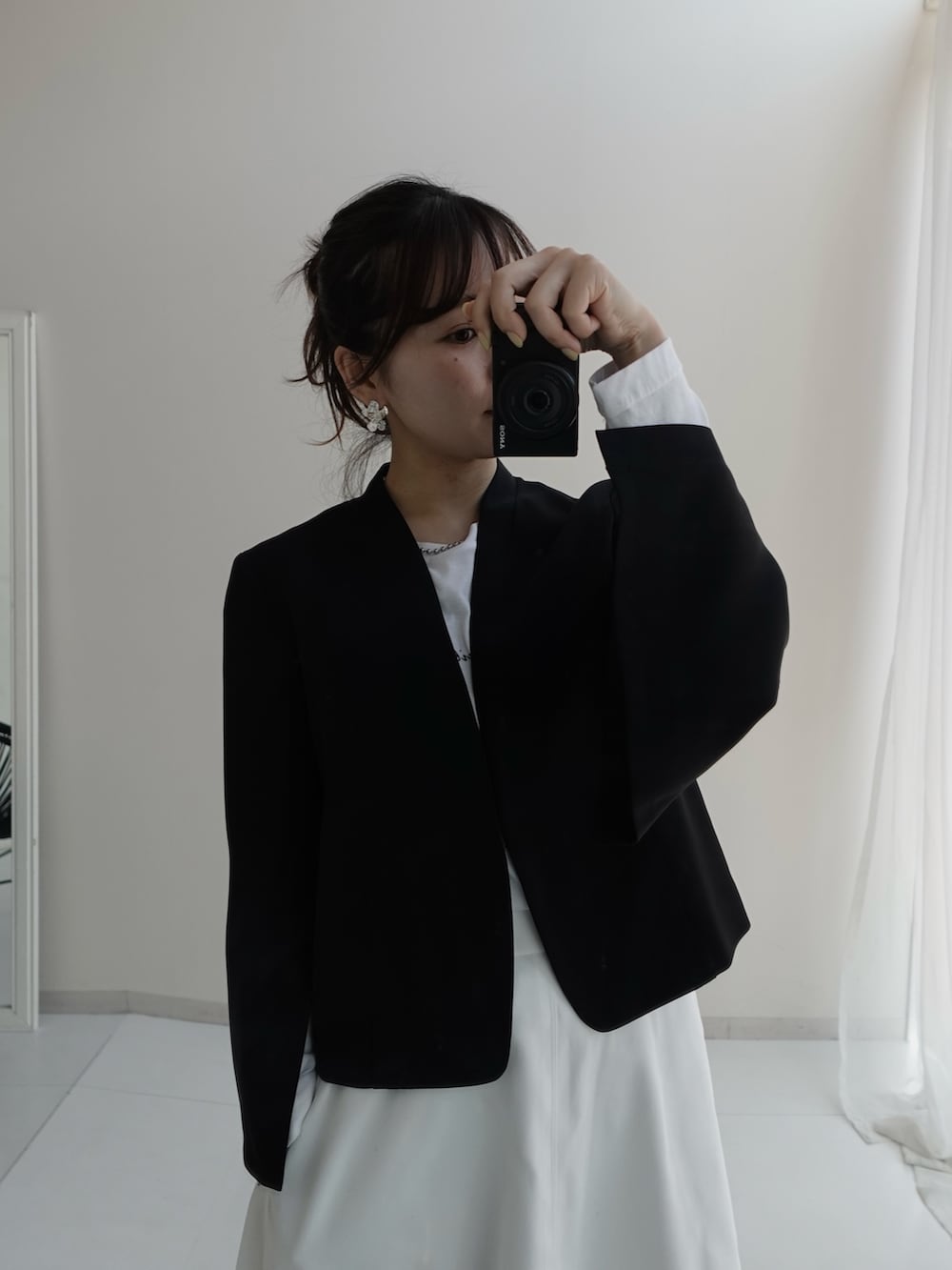 ブラック系のスーツセット、ブラック系のスーツセット、ホワイト系のスカートを着用したレディースの冬コーディネートの3枚目の写真