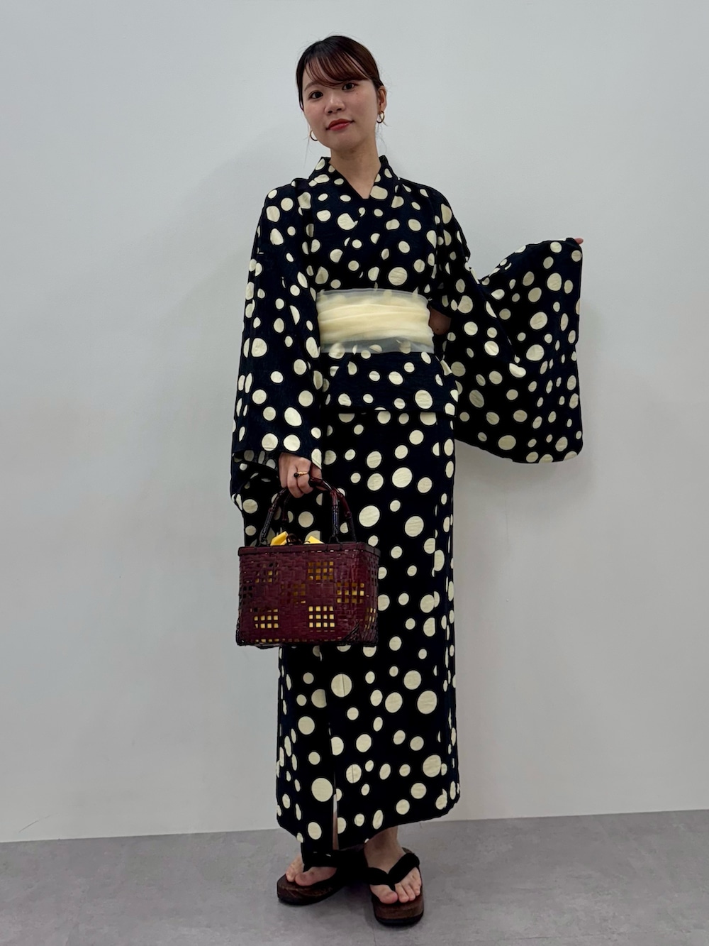 「モノトーン、夏コーデ、25夏イベントコーデ_レディース、骨格ナチュラル、20代、150cm台コーデ、Neina、レギュラー、スタッフ、レディースファッション、大人かわいい、キャミワンピ、浴衣、セパレート浴衣、花火大会」｜「Neinaの【浴衣】ドット柄ワンピース浴衣セット（上衣＋ワンピース＋帯） 〔Neina〕（浴衣、ブラック系）」を使った、ちささん（レディース・158cm）の夏コーディネートの2枚目の写真