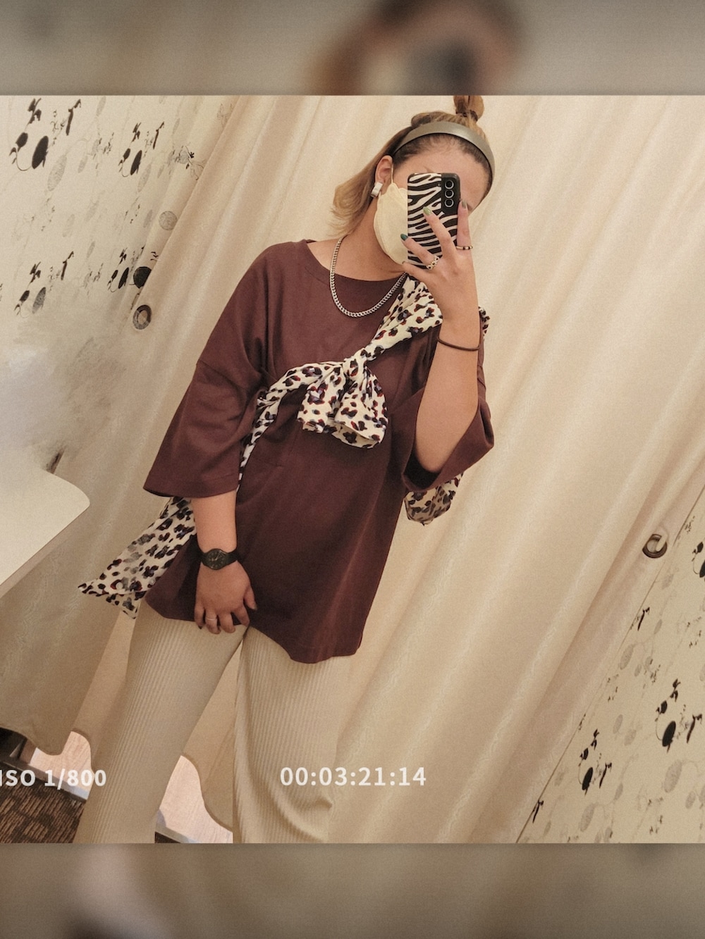 その他のシャツ/ブラウス、レッド系のTシャツ/カットソー、ベージュ系のその他パンツを着用したレディースの夏コーディネートの2枚目の写真