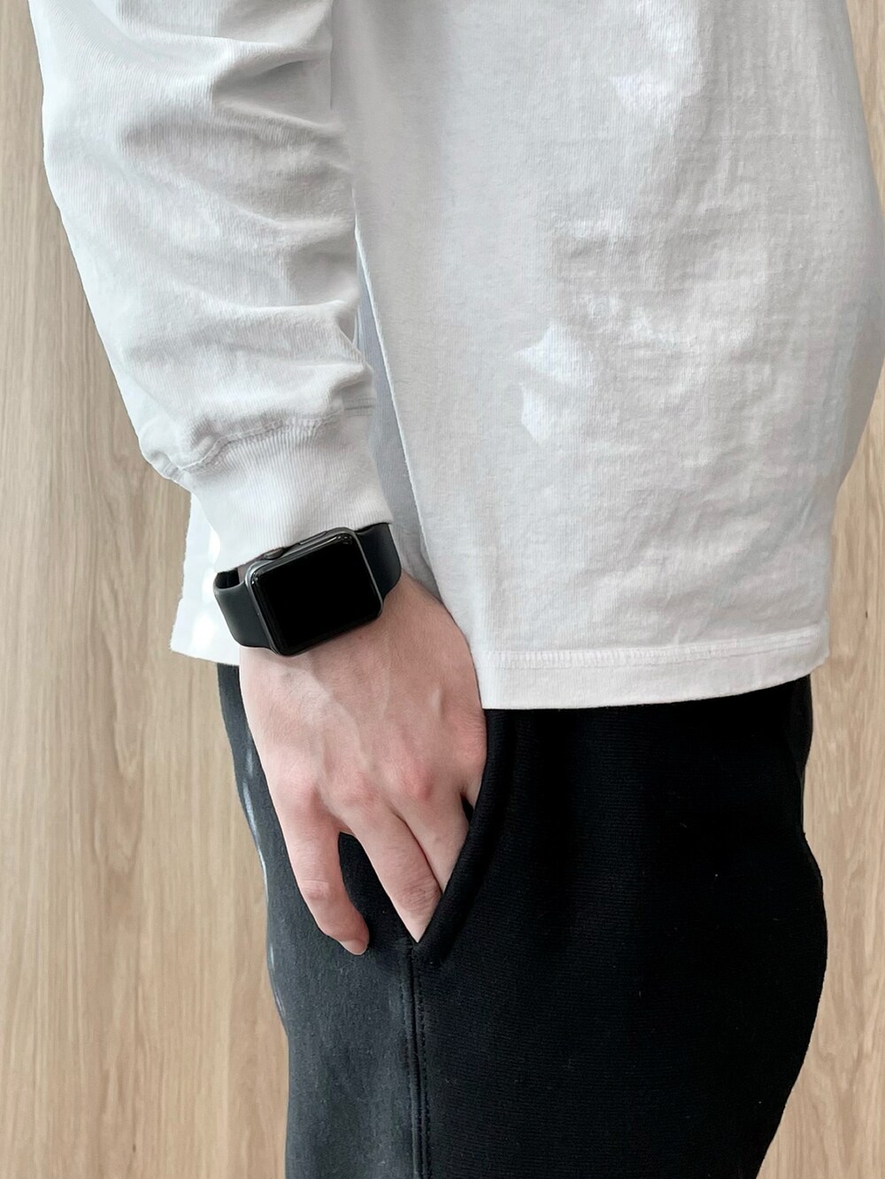 「MA-1、モノトーン、スウエットパンツ」｜「Alpha Industriesのアイテム（MA-1、ブラック系）」を使った、takanamitoさん（メンズ・171cm）の秋コーディネートの4枚目の写真