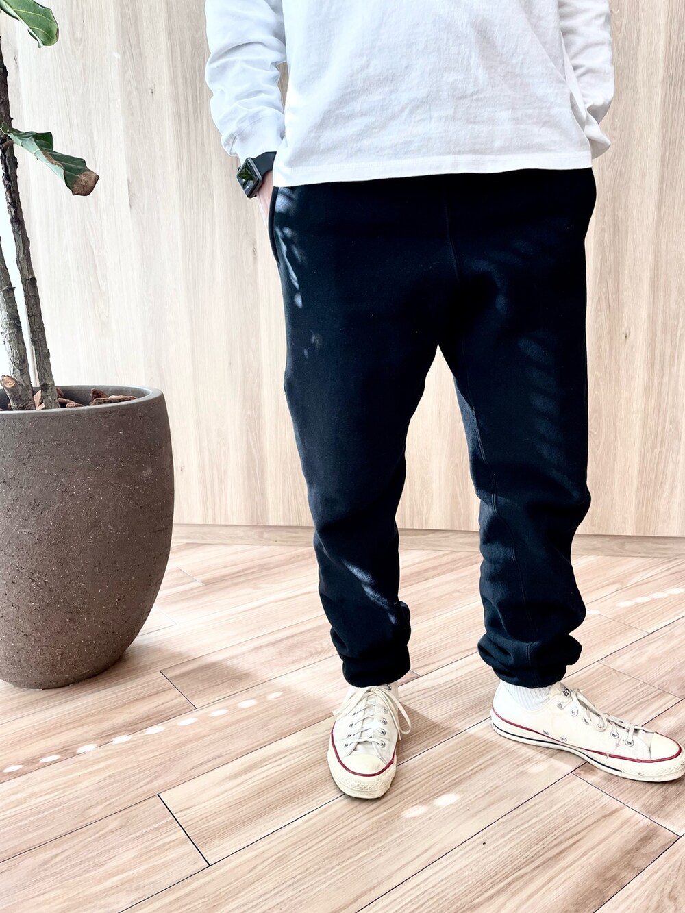 「MA-1、モノトーン、スウエットパンツ」｜「Alpha Industriesのアイテム（MA-1、ブラック系）」を使った、takanamitoさん（メンズ・171cm）の秋コーディネートの3枚目の写真