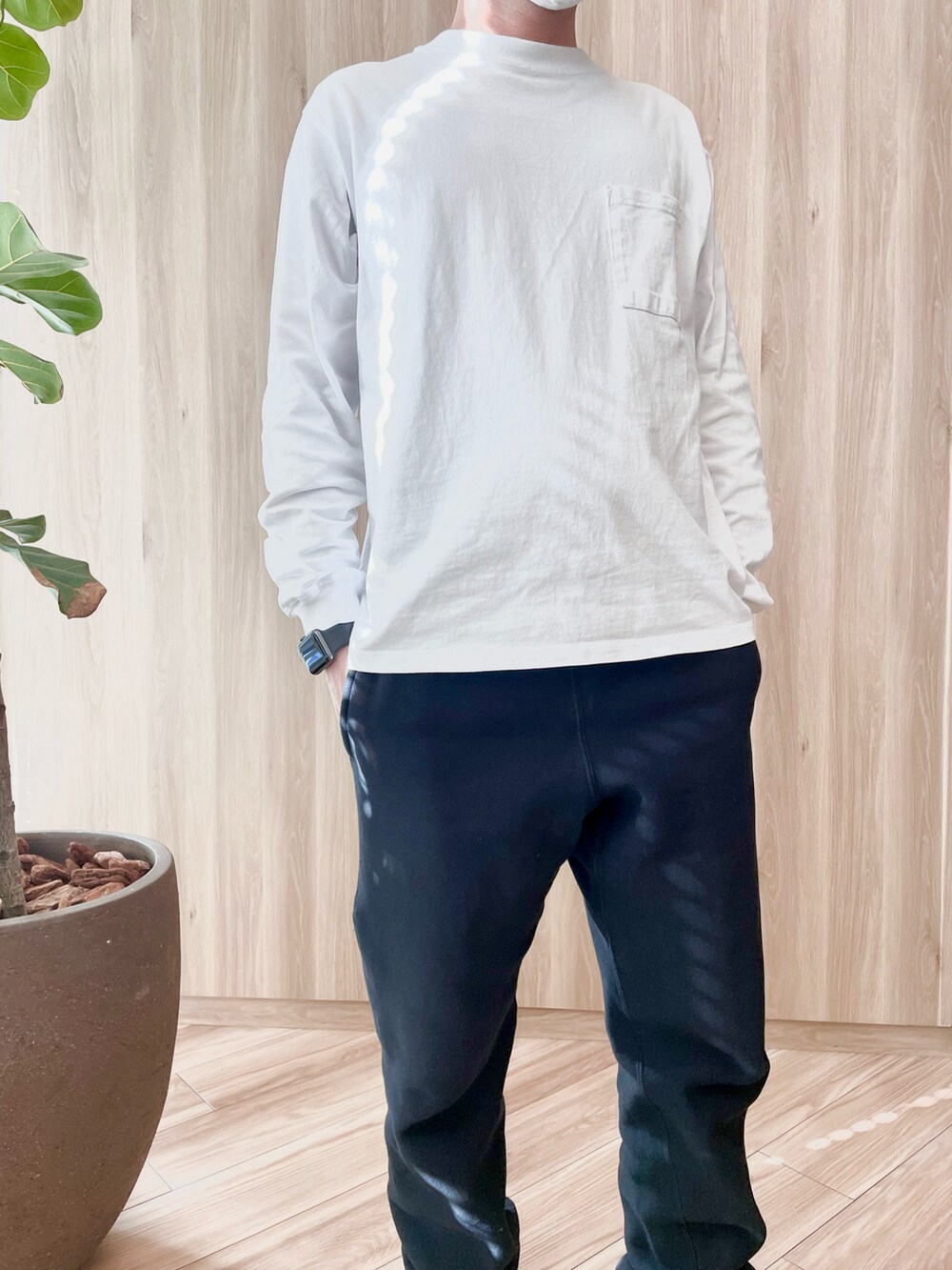 「MA-1、モノトーン、スウエットパンツ」｜「Alpha Industriesのアイテム（MA-1、ブラック系）」を使った、takanamitoさん（メンズ・171cm）の秋コーディネートの2枚目の写真