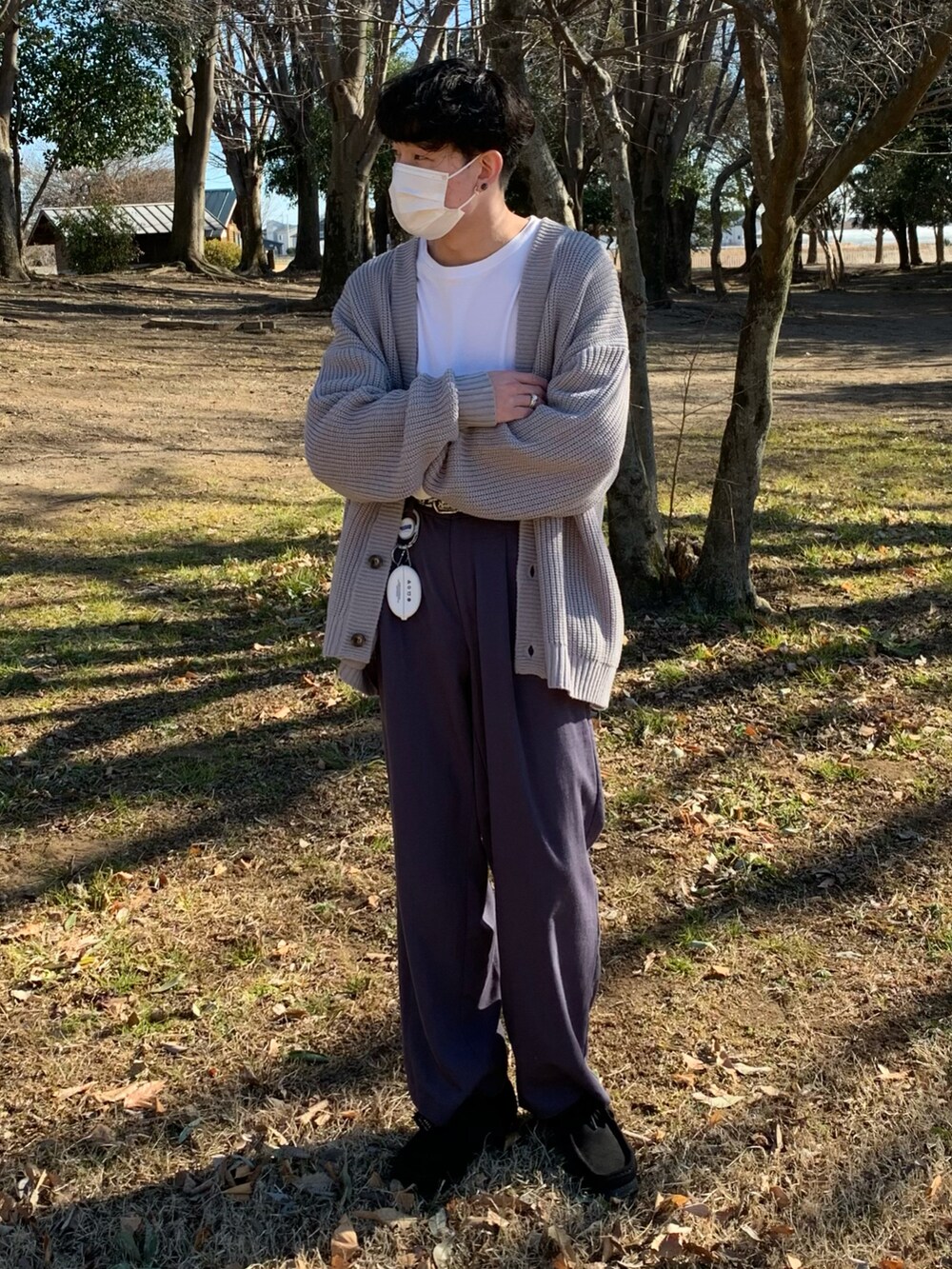 ブルー系のカーディガン/ボレロ、パープル系のスラックス、ブラック系のモカシン/デッキシューズを着用したメンズの冬コーディネートの2枚目の写真