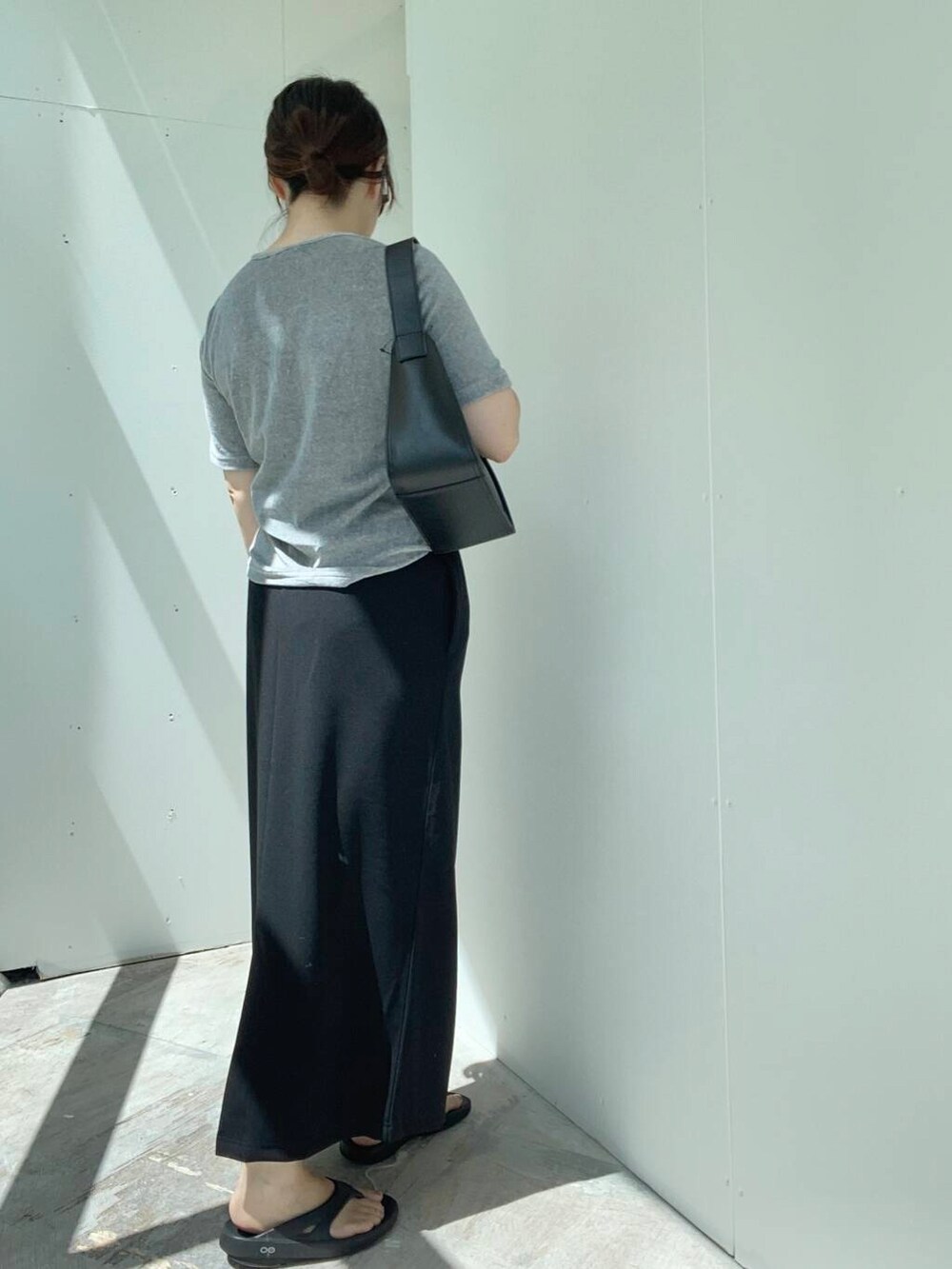 ブラック系のスカート、グレー系のTシャツ/カットソー、グレー系のニットキャップ/ビーニーを着用したレディースの夏コーディネートの3枚目の写真