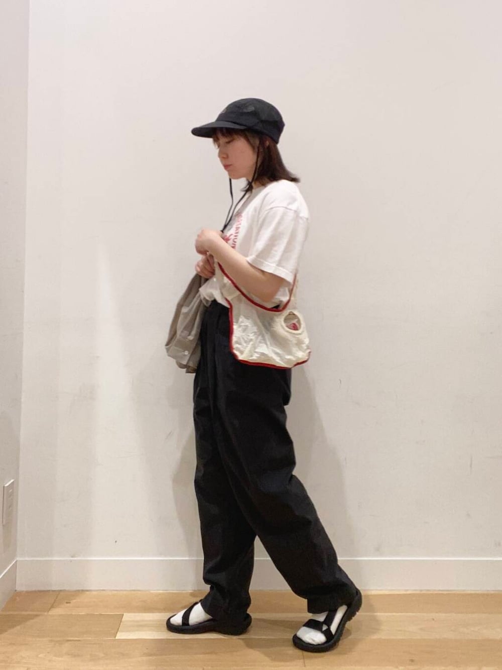 ホワイト系のTシャツ/カットソー、ベージュ系のシャツ/ブラウス、ブラック系のサンダルを着用したレディースの春コーディネートの4枚目の写真
