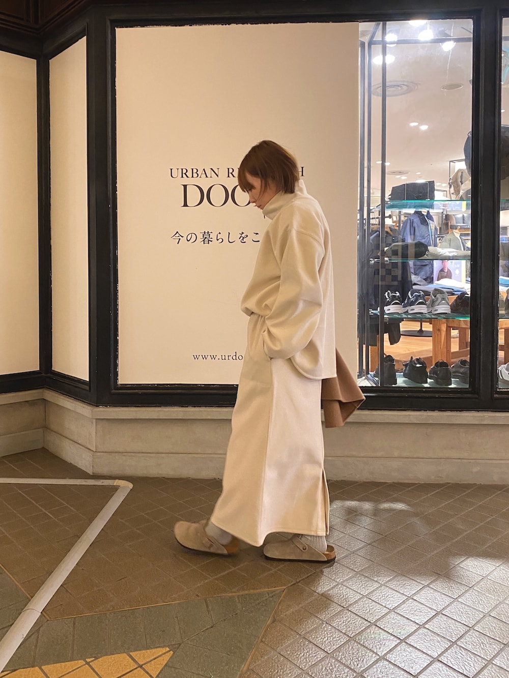 ホワイト系のTシャツ/カットソー、ホワイト系のスカート、ホワイト系のショルダーバッグを着用したレディースの秋コーディネートの6枚目の写真