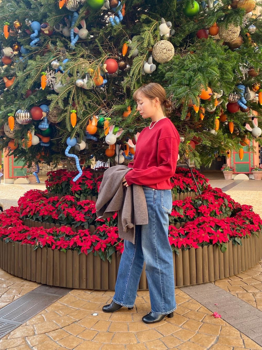 その他のその他アウター、ブルー系のデニムパンツ、レッド系のニット/セーターを着用したレディースの秋コーディネートの4枚目の写真