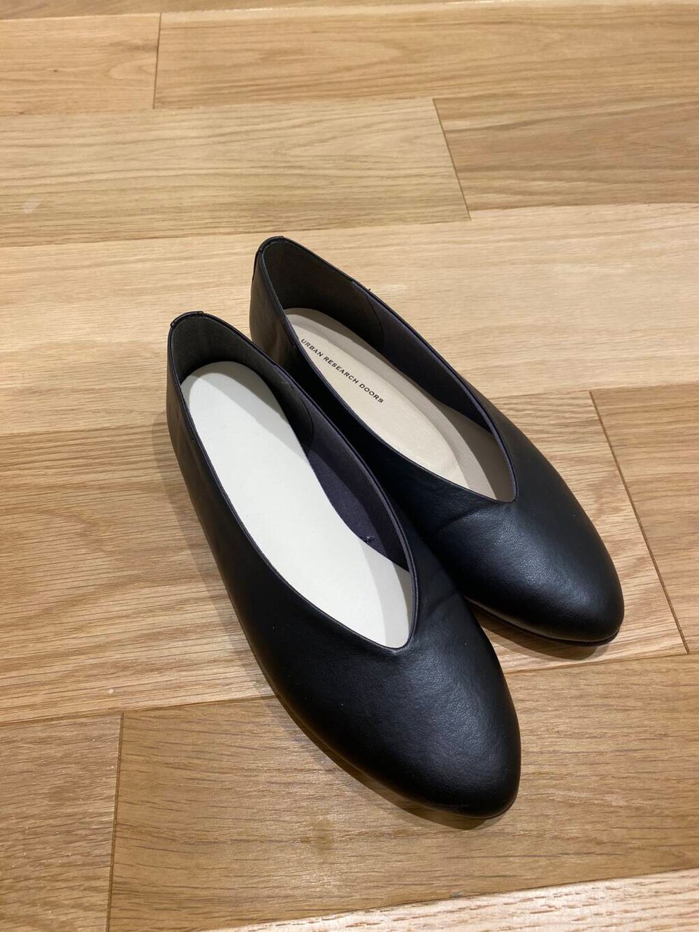 ブラック系のパンプス、ホワイト系のシャツ/ブラウス、ブルー系のその他アウターを着用したレディースの春コーディネートの5枚目の写真