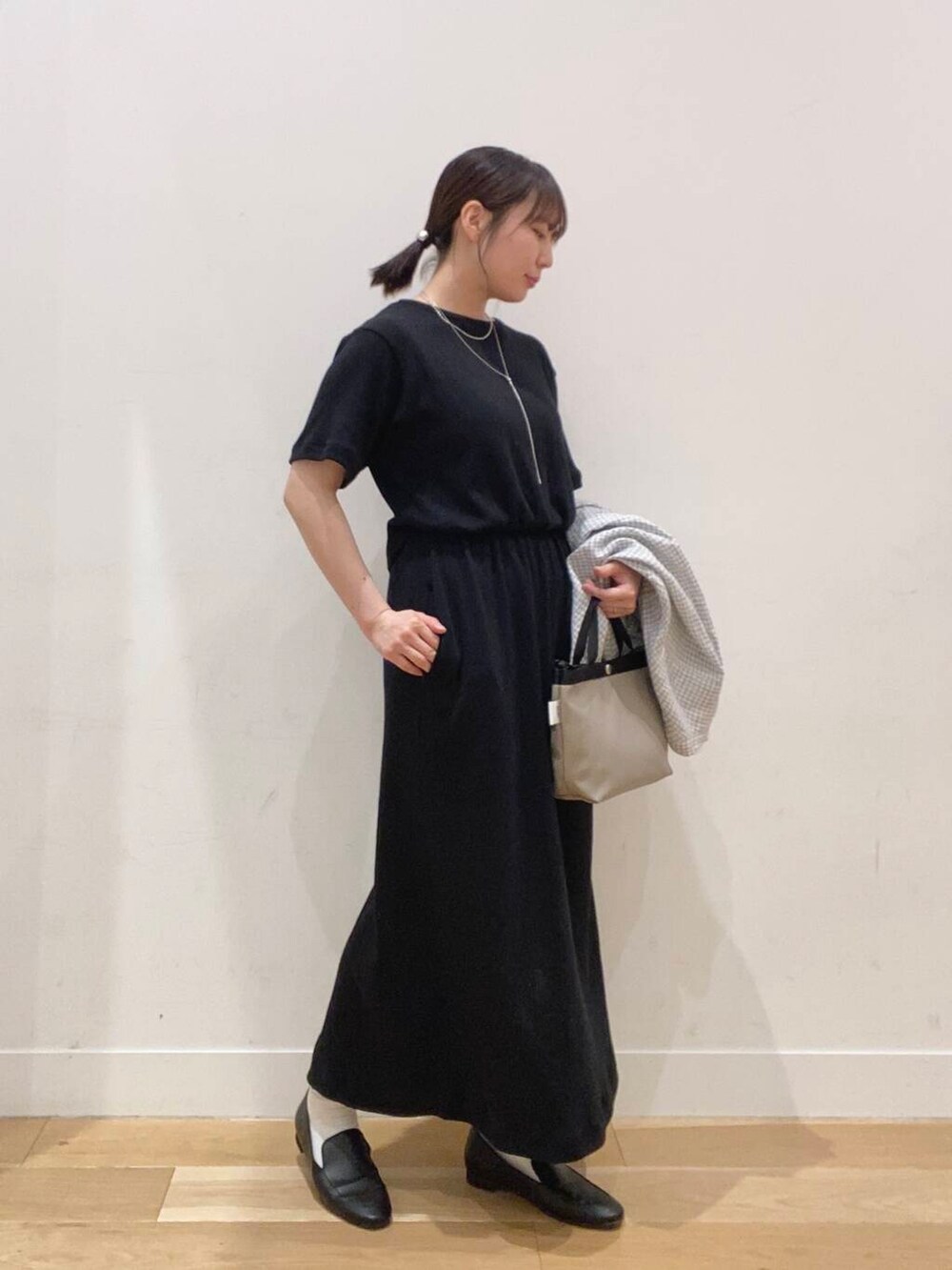 ブラック系のドレスシューズ、ホワイト系のシャツ/ブラウス、グレー系のショルダーバッグを着用したレディースの春コーディネートの5枚目の写真
