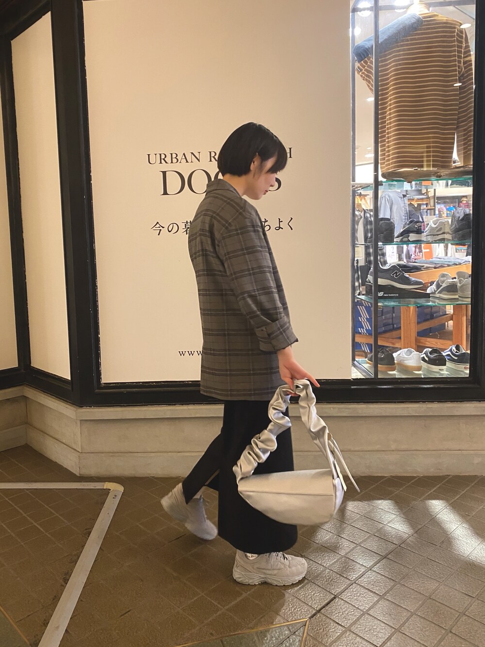 その他のセットアップ、グレー系のスニーカー、ホワイト系のTシャツ/カットソーを着用したレディースの秋コーディネートの3枚目の写真