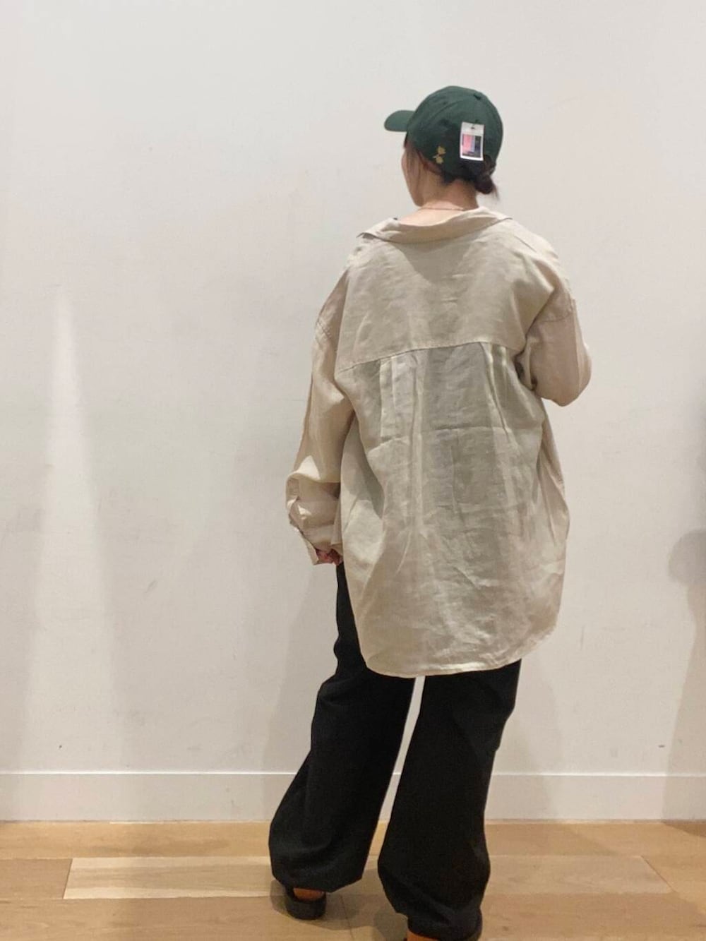 ブラック系のワンピース、ブラック系のタンクトップ、グリーン系のショルダーバッグを着用したレディースの夏コーディネートの2枚目の写真