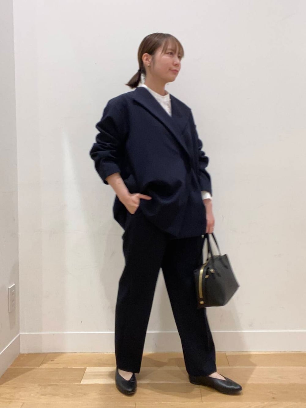 ブラック系のパンプス、ホワイト系のシャツ/ブラウス、ブルー系のその他アウターを着用したレディースの春コーディネートの4枚目の写真