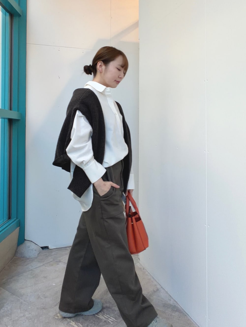 ブラウン系のニット/セーター、グリーン系のその他パンツ、ホワイト系のシャツ/ブラウスを着用したレディースの冬コーディネートの5枚目の写真