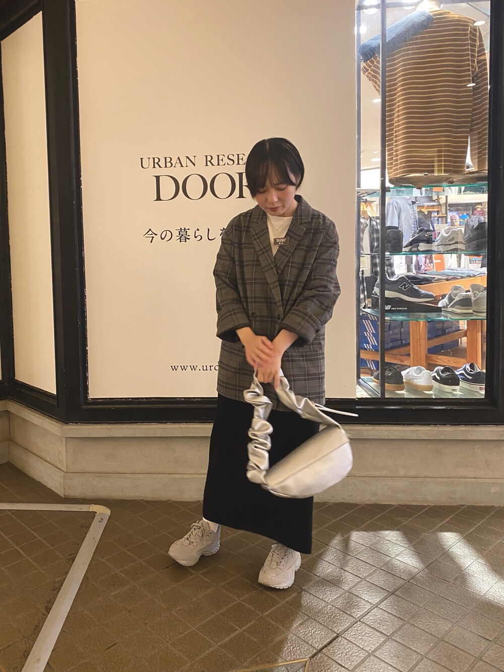 その他のセットアップ、グレー系のスニーカー、ホワイト系のTシャツ/カットソーを着用したレディースの秋コーディネートの2枚目の写真