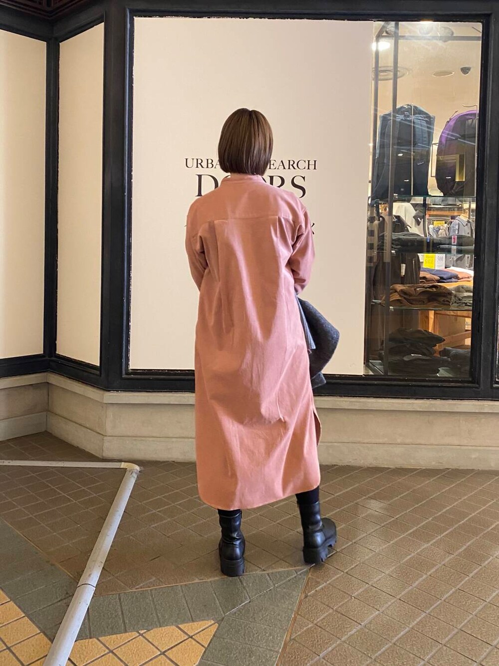 ブラック系のブーツ、グレー系のその他アウター、ピンク系のワンピースを着用したレディースの冬コーディネートの7枚目の写真