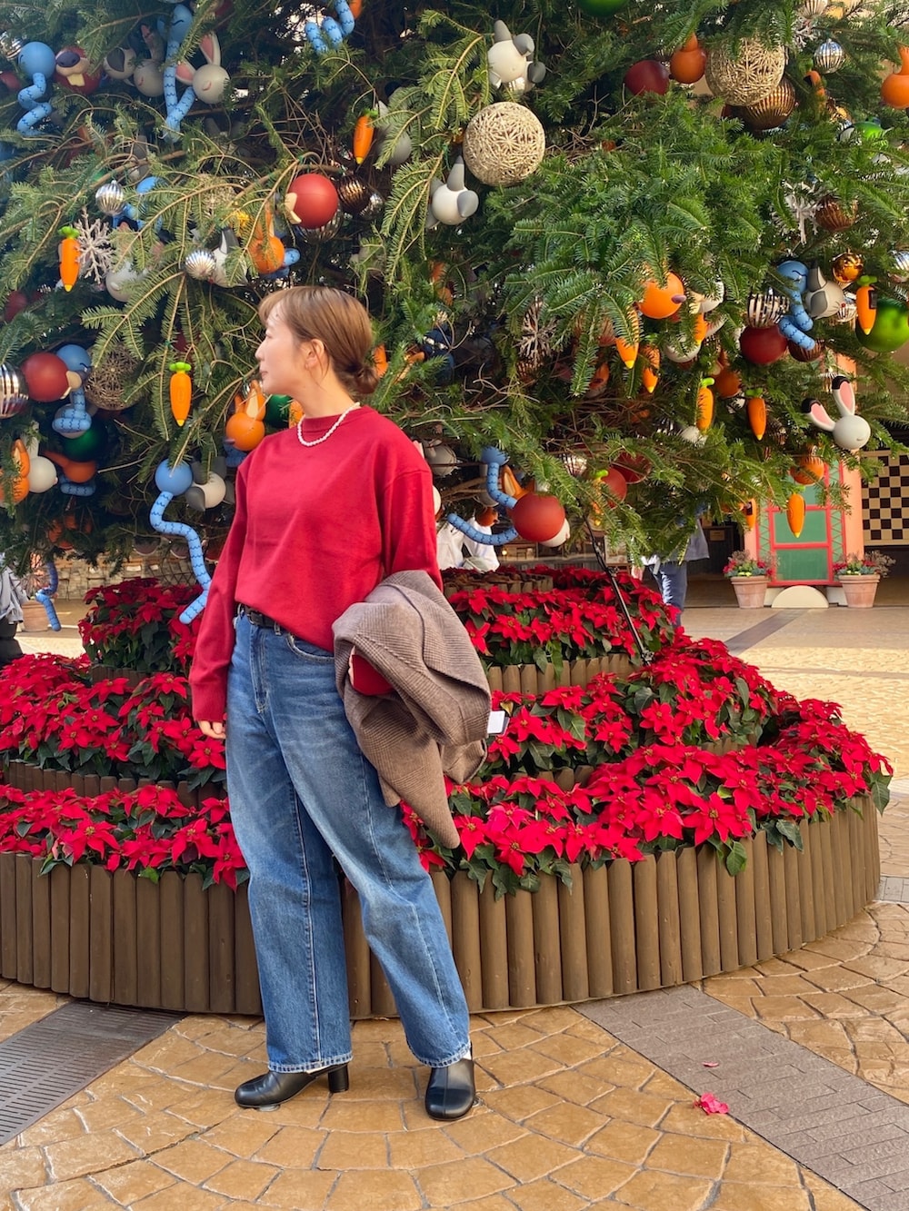 その他のその他アウター、ブルー系のデニムパンツ、レッド系のニット/セーターを着用したレディースの秋コーディネートの3枚目の写真