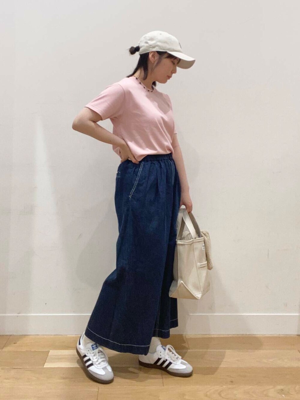 ホワイト系のスニーカー、ピンク系のTシャツ/カットソー、ブルー系のスカートを着用したレディースの春コーディネートの6枚目の写真