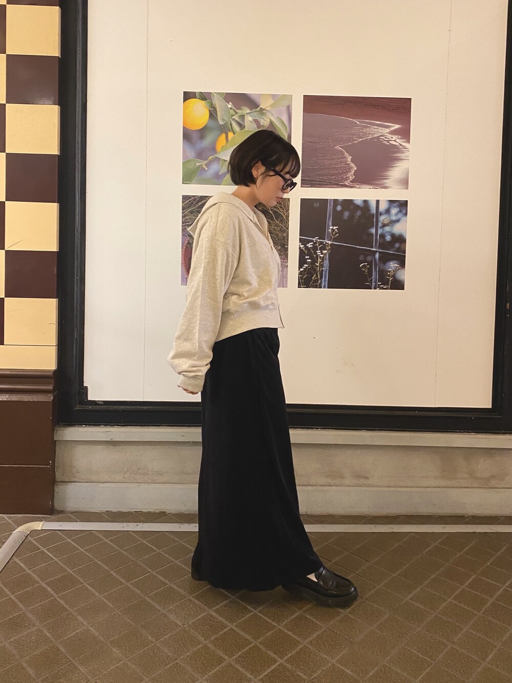 ブラック系のローファー、ブラック系のスカート、ベージュ系のパーカーを着用したレディースの秋コーディネートの3枚目の写真