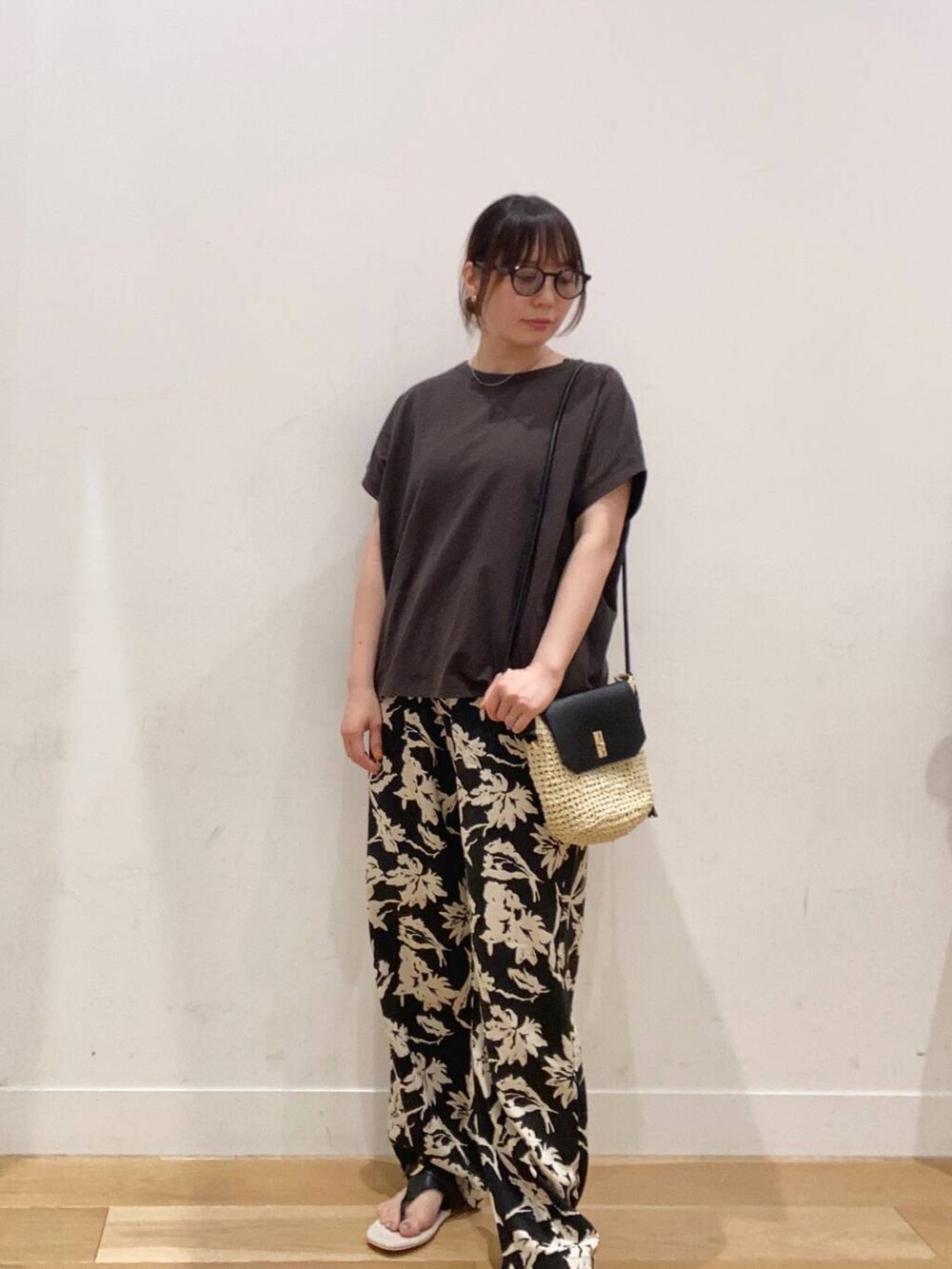 ベージュ系のショルダーバッグ、ブラック系のその他パンツ、ブラック系のサンダルを着用したレディースの夏コーディネートの4枚目の写真