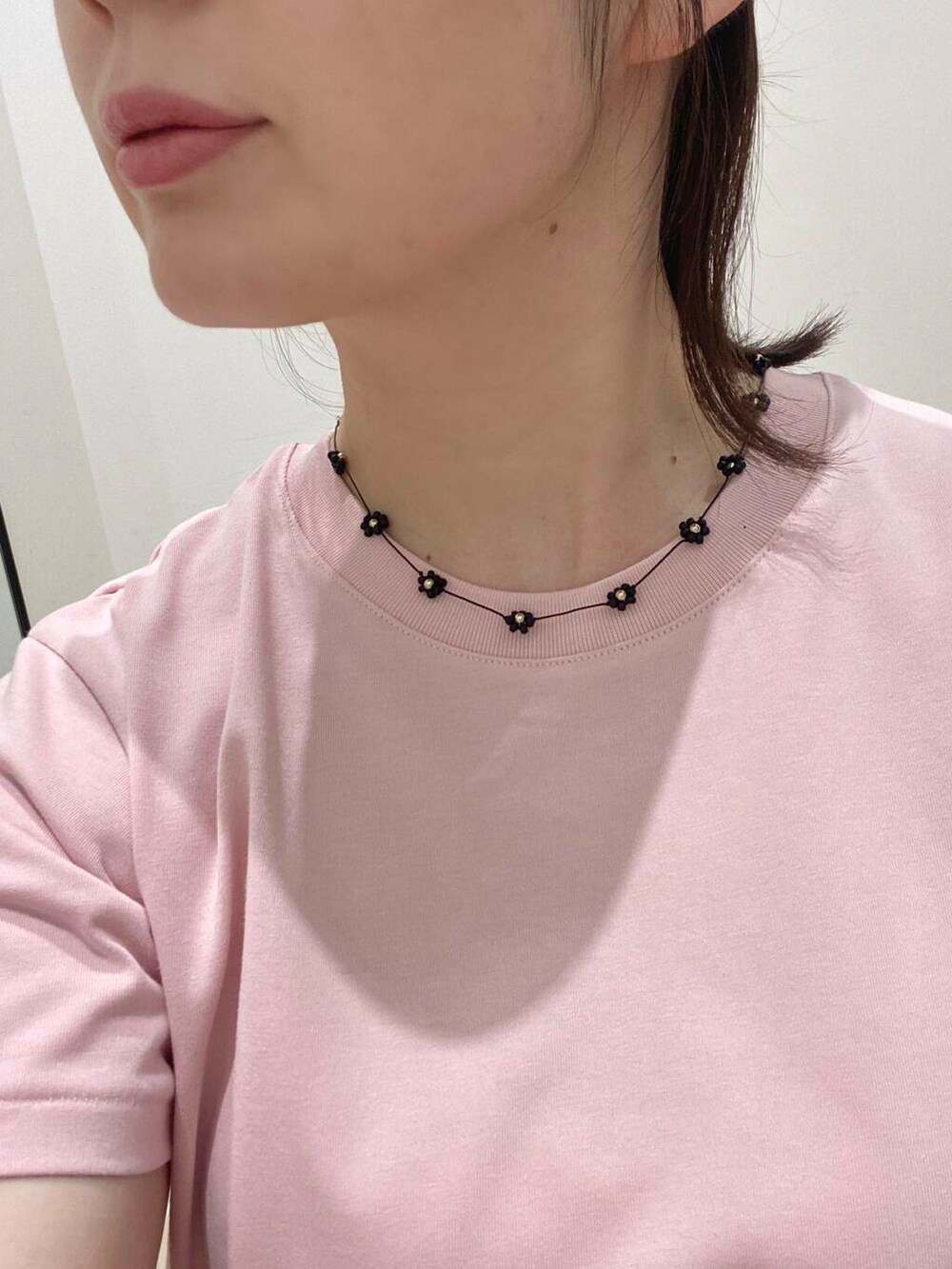 ホワイト系のスニーカー、ピンク系のTシャツ/カットソー、ブルー系のスカートを着用したレディースの春コーディネートの8枚目の写真