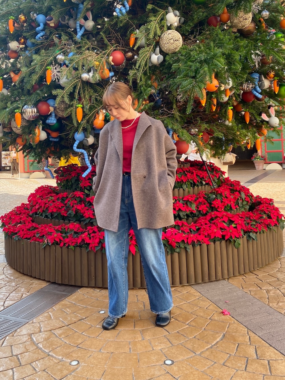 その他のその他アウター、ブルー系のデニムパンツ、レッド系のニット/セーターを着用したレディースの秋コーディネートの5枚目の写真