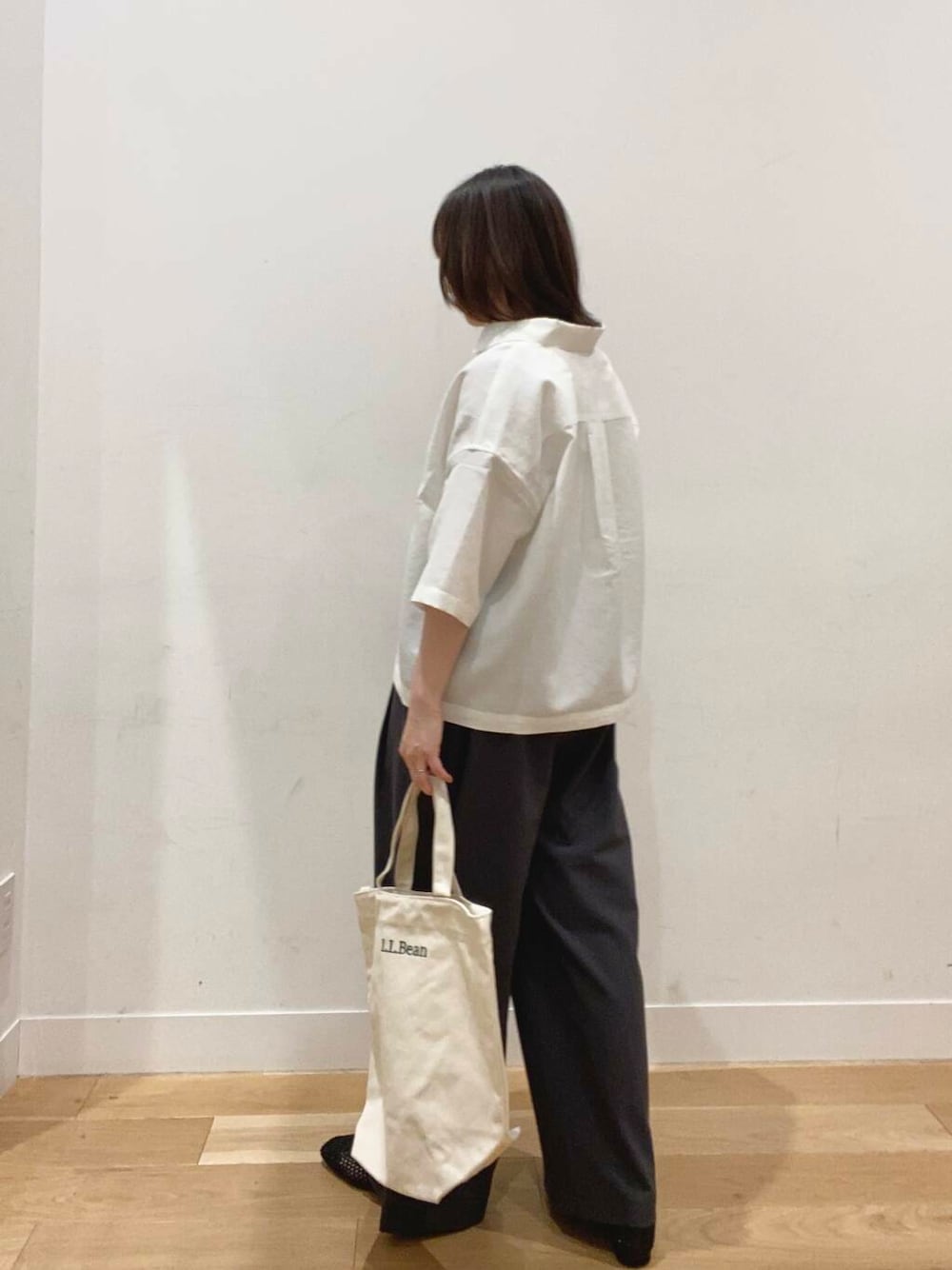 ホワイト系のタンクトップ、ブラック系のバレエシューズ、グレー系のその他パンツを着用したレディースの春コーディネートの2枚目の写真