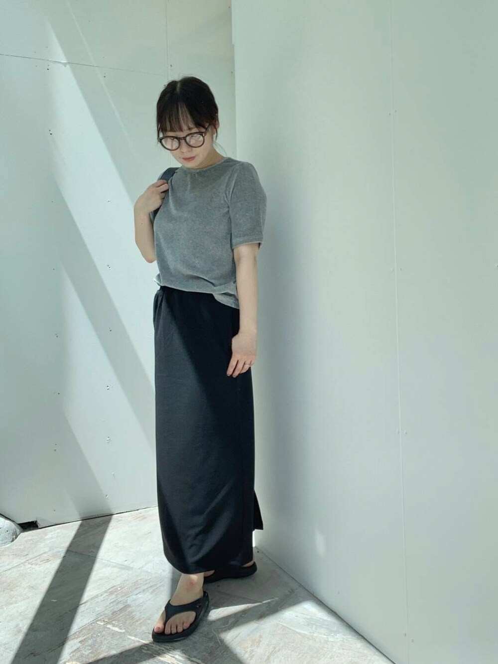 ブラック系のスカート、グレー系のTシャツ/カットソー、グレー系のニットキャップ/ビーニーを着用したレディースの夏コーディネートの2枚目の写真