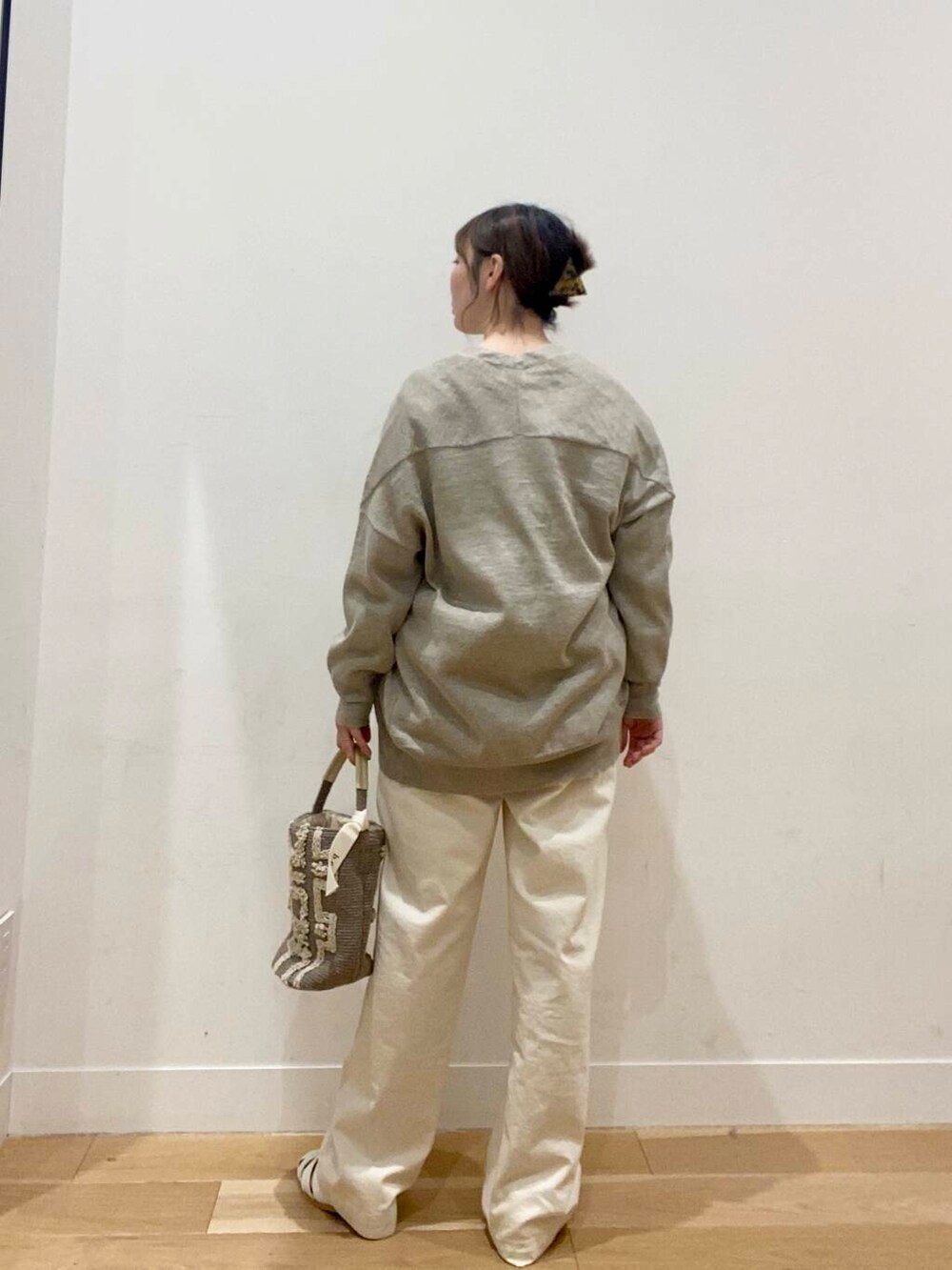 グリーン系のシャツ/ブラウス、ベージュ系のカーディガン/ボレロ、ベージュ系のその他パンツを着用したレディースの春コーディネートの4枚目の写真