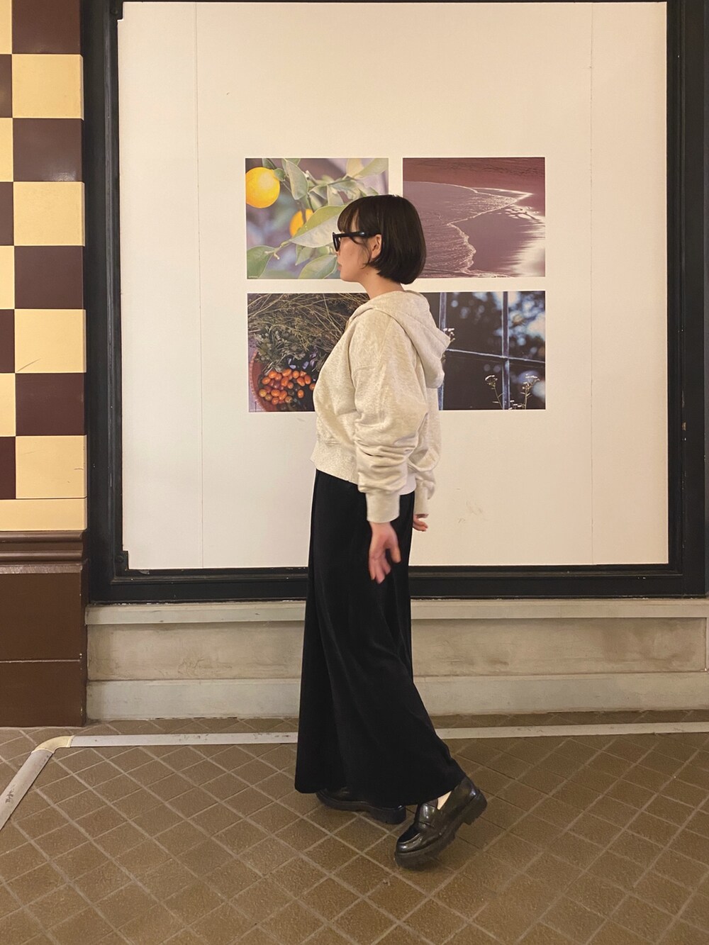 ブラック系のローファー、ブラック系のスカート、ベージュ系のパーカーを着用したレディースの秋コーディネートの4枚目の写真