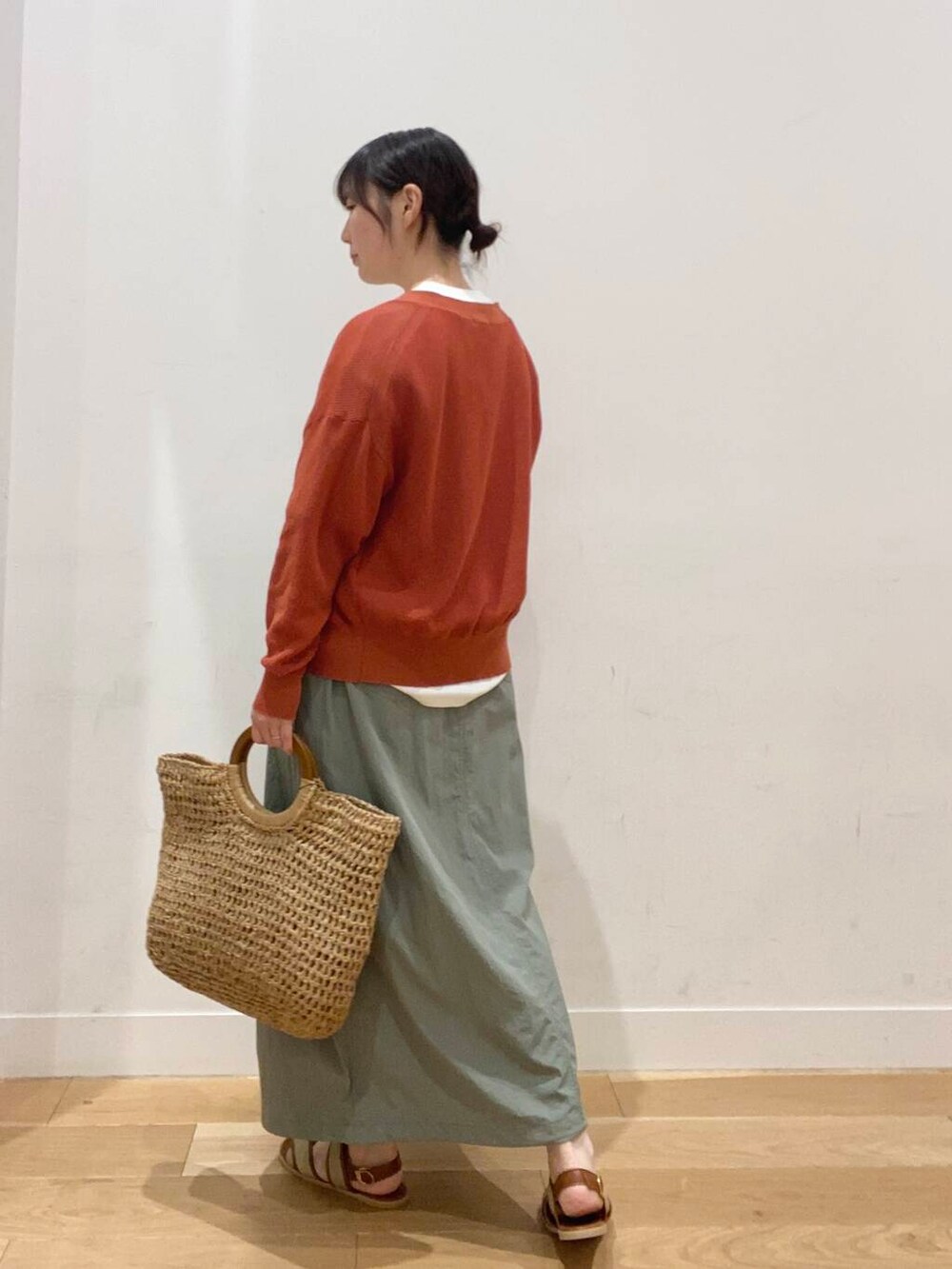 オレンジ系のカーディガン/ボレロ、ベージュ系のサンダル、ベージュ系のトートバッグを着用したレディースの夏コーディネートの4枚目の写真