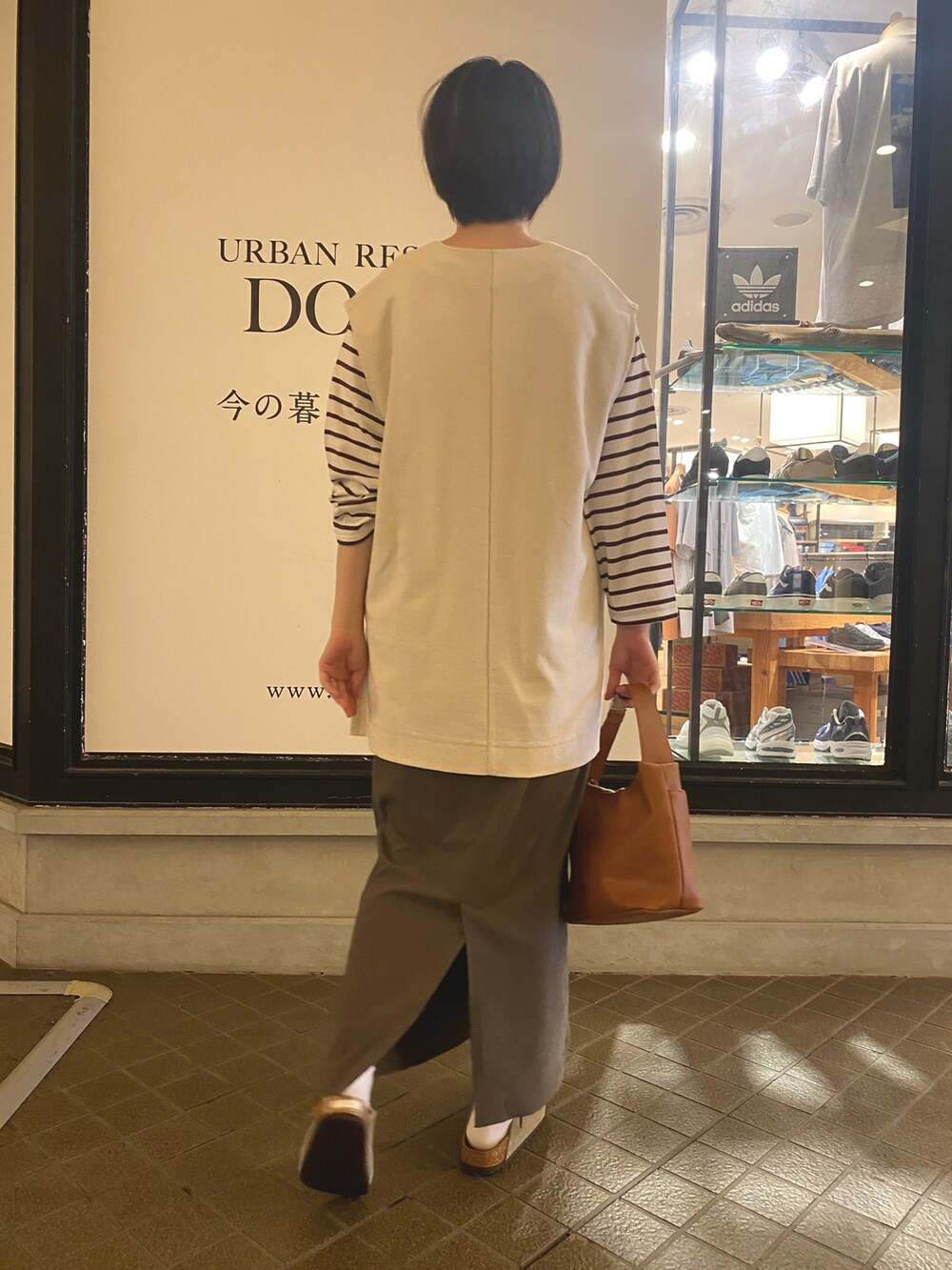 ホワイト系のベスト、レッド系のTシャツ/カットソー、イエロー系のショルダーバッグを着用したレディースの夏コーディネートの3枚目の写真