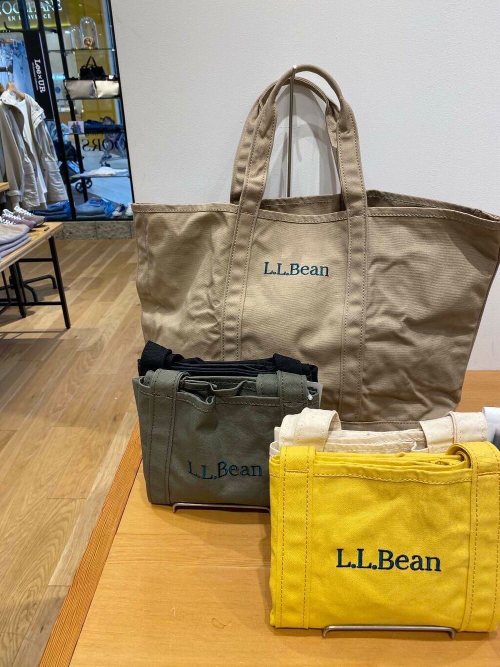 グレー系のマウンテンパーカー、ベージュ系のサロペット/オーバーオール、ホワイト系のTシャツ/カットソーを着用したレディースの春コーディネートの7枚目の写真