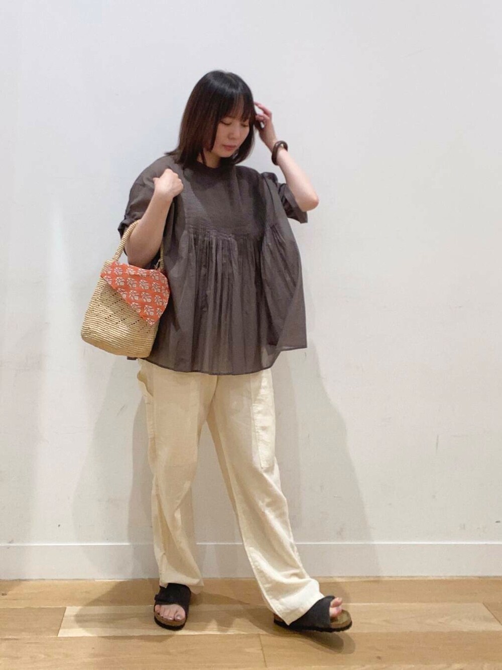 ベージュ系のタンクトップ、ホワイト系のその他パンツ、グリーン系のシャツ/ブラウスを着用したレディースの夏コーディネートの2枚目の写真