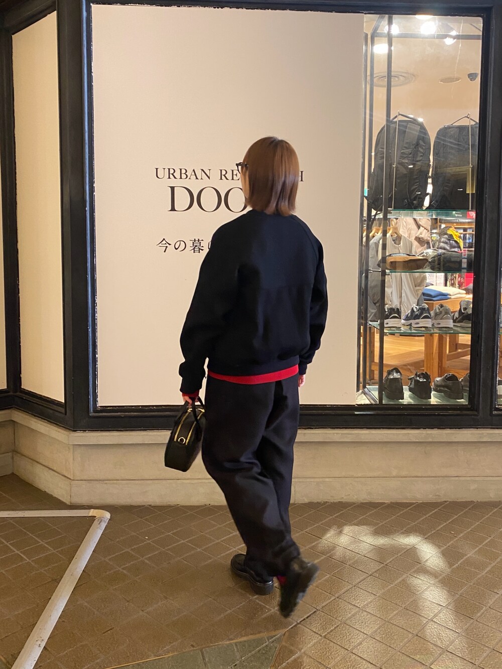 ブラック系のカーディガン/ボレロ、レッド系のニット/セーター、ブラック系のその他パンツを着用したレディースの秋コーディネートの4枚目の写真