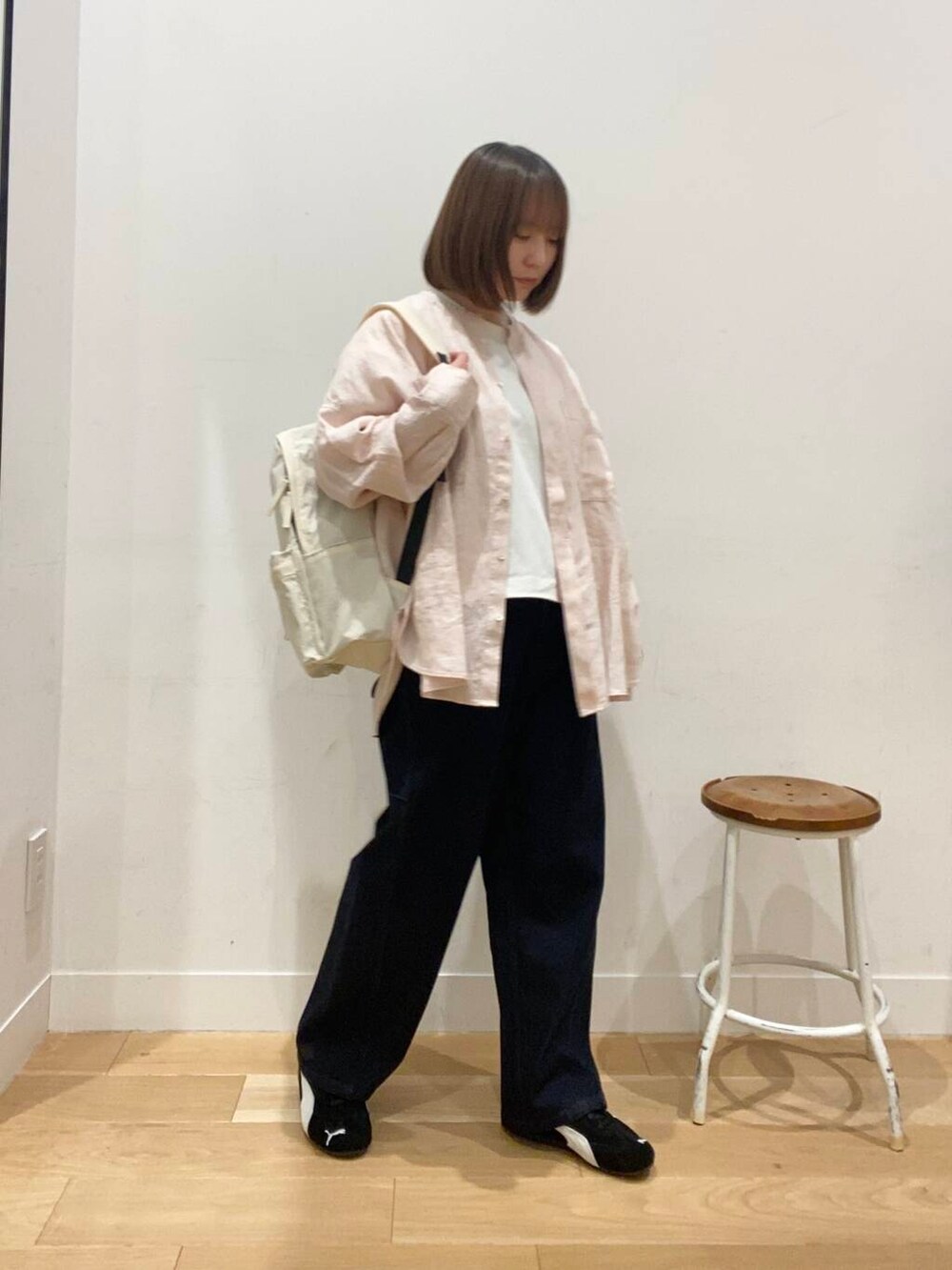 ホワイト系のバックパック/リュック、ブルー系のデニムパンツ、ピンク系のシャツ/ブラウスを着用したレディースの春コーディネートの3枚目の写真