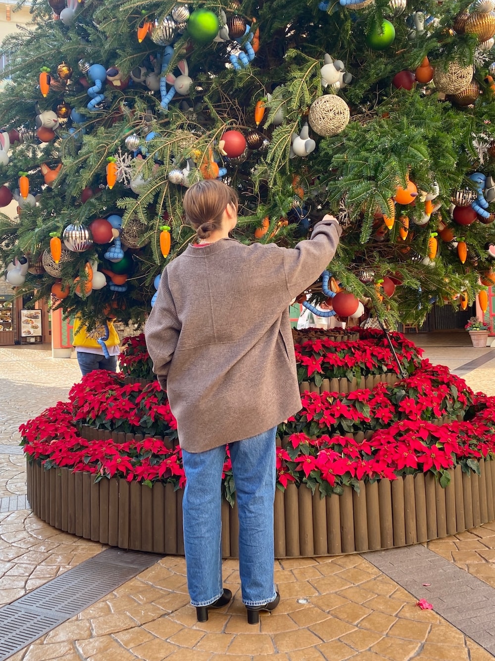 その他のその他アウター、ブルー系のデニムパンツ、レッド系のニット/セーターを着用したレディースの秋コーディネートの2枚目の写真