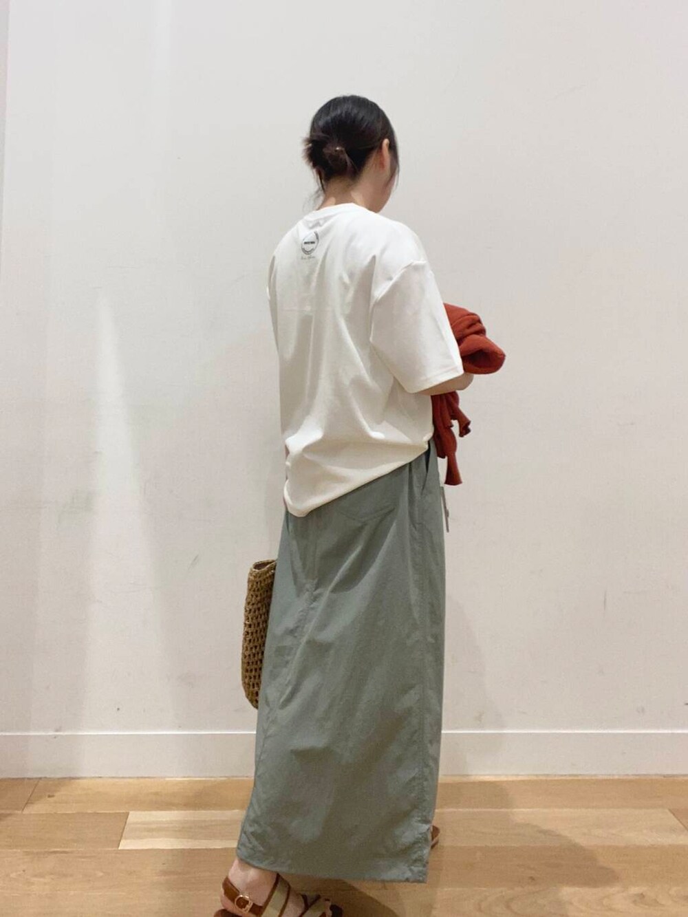 オレンジ系のカーディガン/ボレロ、ベージュ系のサンダル、ベージュ系のトートバッグを着用したレディースの夏コーディネートの7枚目の写真