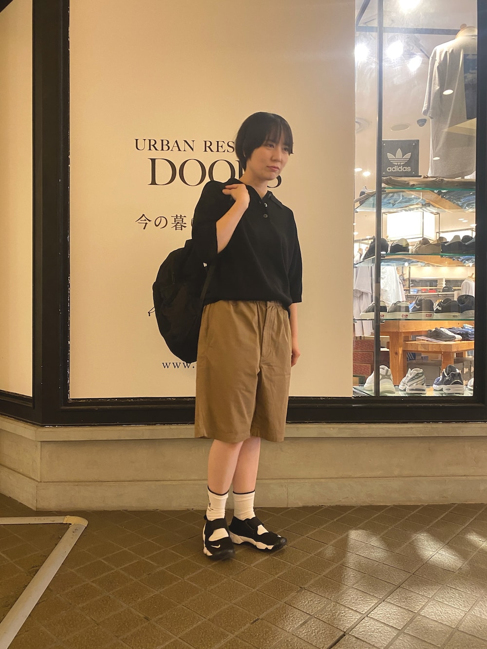 ブラック系のニット/セーター、ベージュ系のその他パンツを着用したレディースの夏コーディネートの4枚目の写真