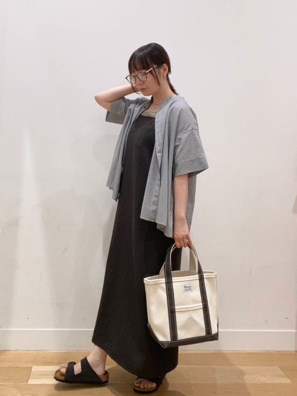 ベージュ系のタンクトップ、グレー系のサンダル、グレー系のワンピースを着用したレディースの夏コーディネートの3枚目の写真