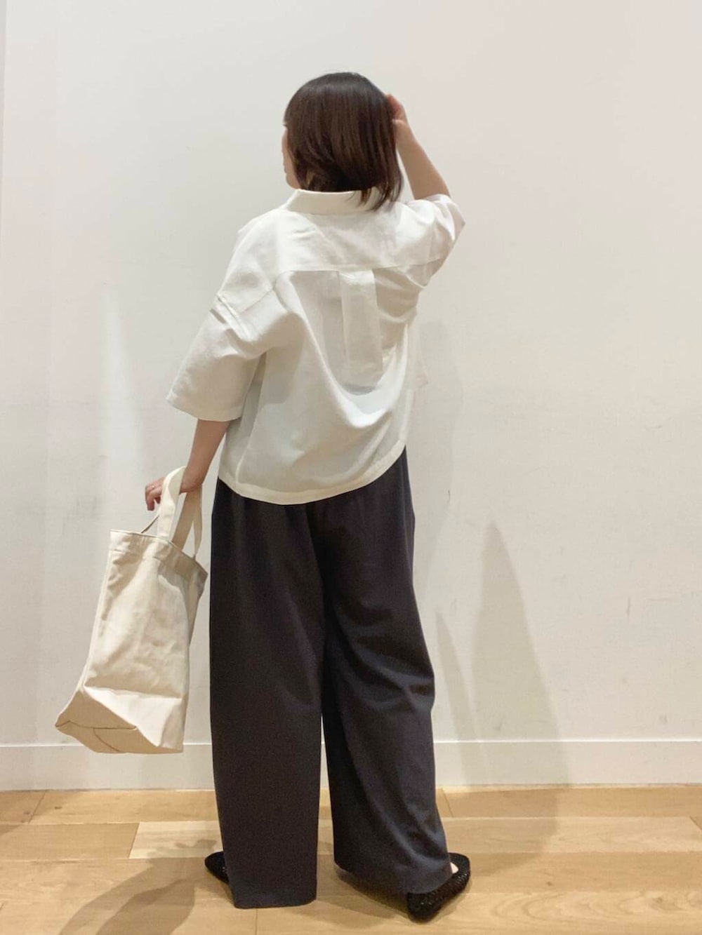 ホワイト系のタンクトップ、ブラック系のバレエシューズ、グレー系のその他パンツを着用したレディースの春コーディネートの4枚目の写真