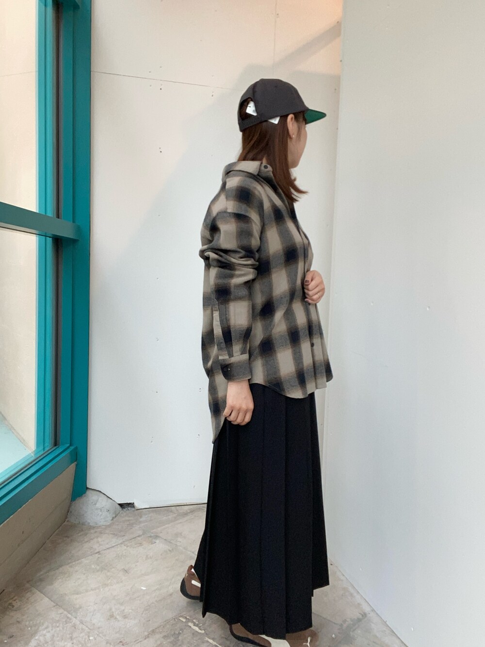 ブラック系のスカート、ベージュ系のシャツ/ブラウス、グレー系のキャップを着用したレディースの秋コーディネートの3枚目の写真