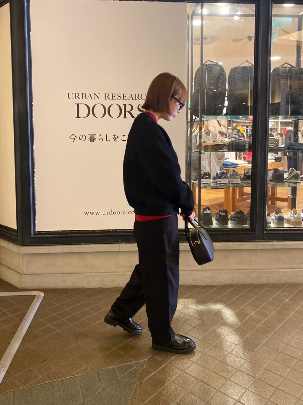 ブラック系のカーディガン/ボレロ、レッド系のニット/セーター、ブラック系のその他パンツを着用したレディースの秋コーディネートの3枚目の写真