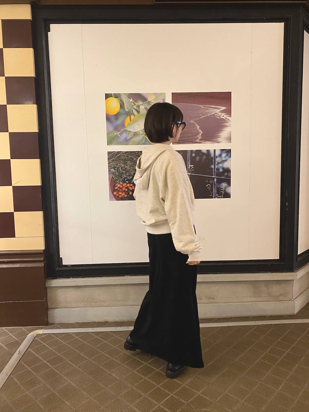 ブラック系のローファー、ブラック系のスカート、ベージュ系のパーカーを着用したレディースの秋コーディネートの2枚目の写真