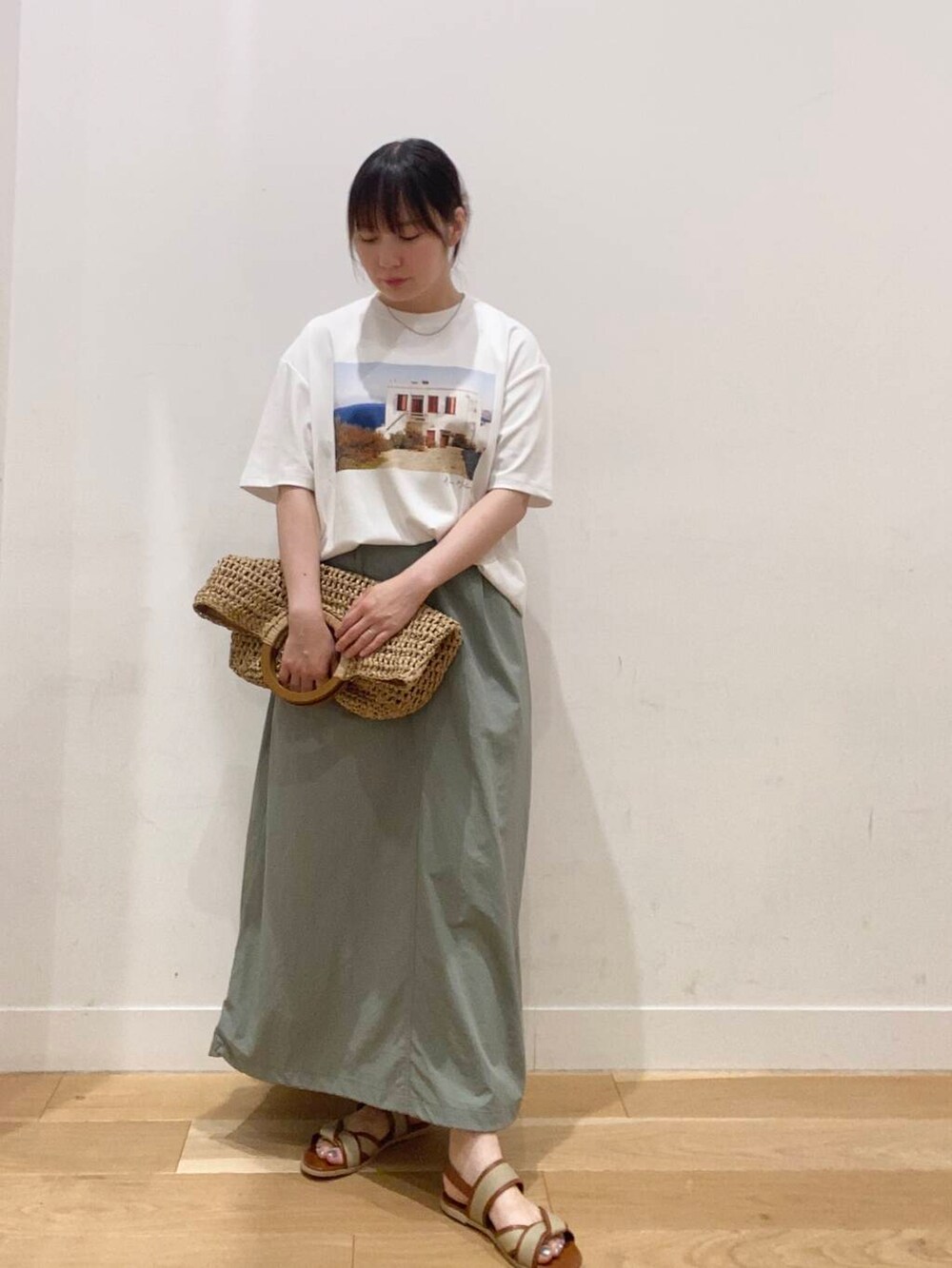 オレンジ系のカーディガン/ボレロ、ベージュ系のサンダル、ベージュ系のトートバッグを着用したレディースの夏コーディネートの5枚目の写真