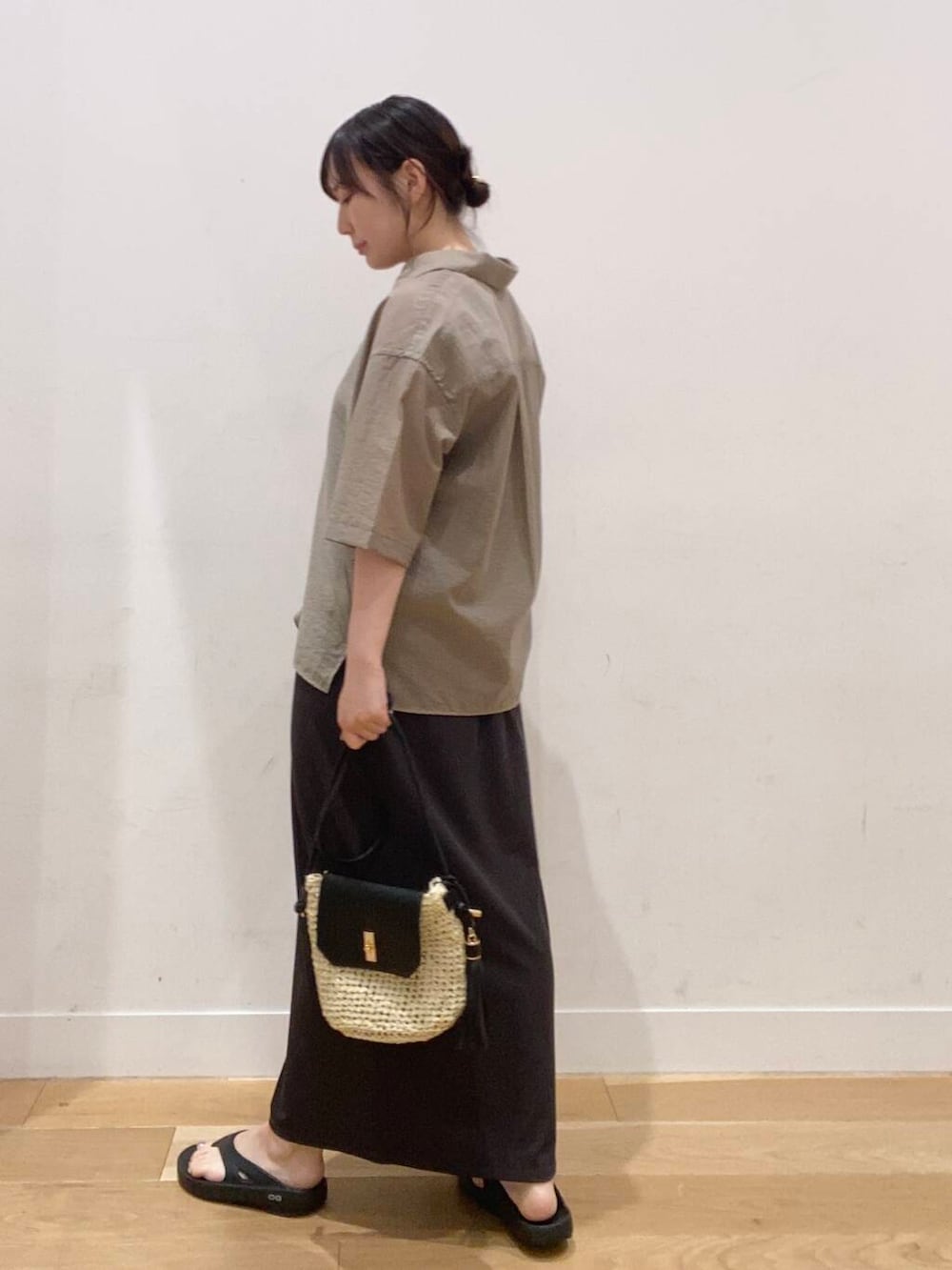 ベージュ系のショルダーバッグ、ブラック系のサンダル、ベージュ系のシャツ/ブラウスを着用したレディースの夏コーディネートの3枚目の写真