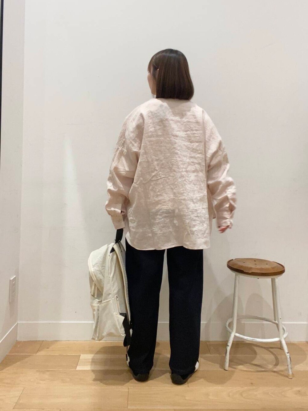 ホワイト系のバックパック/リュック、ブルー系のデニムパンツ、ピンク系のシャツ/ブラウスを着用したレディースの春コーディネートの4枚目の写真