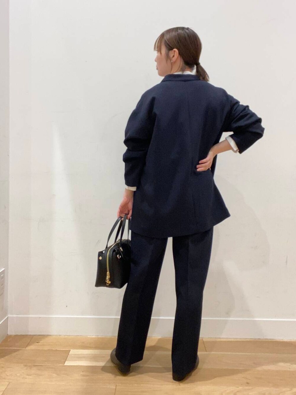 ブラック系のパンプス、ホワイト系のシャツ/ブラウス、ブルー系のその他アウターを着用したレディースの春コーディネートの3枚目の写真